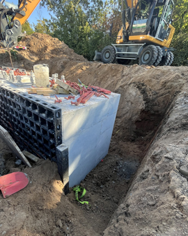 Mobile Lärmschutzwand mit Absorberkassetten auf einer Baustelle